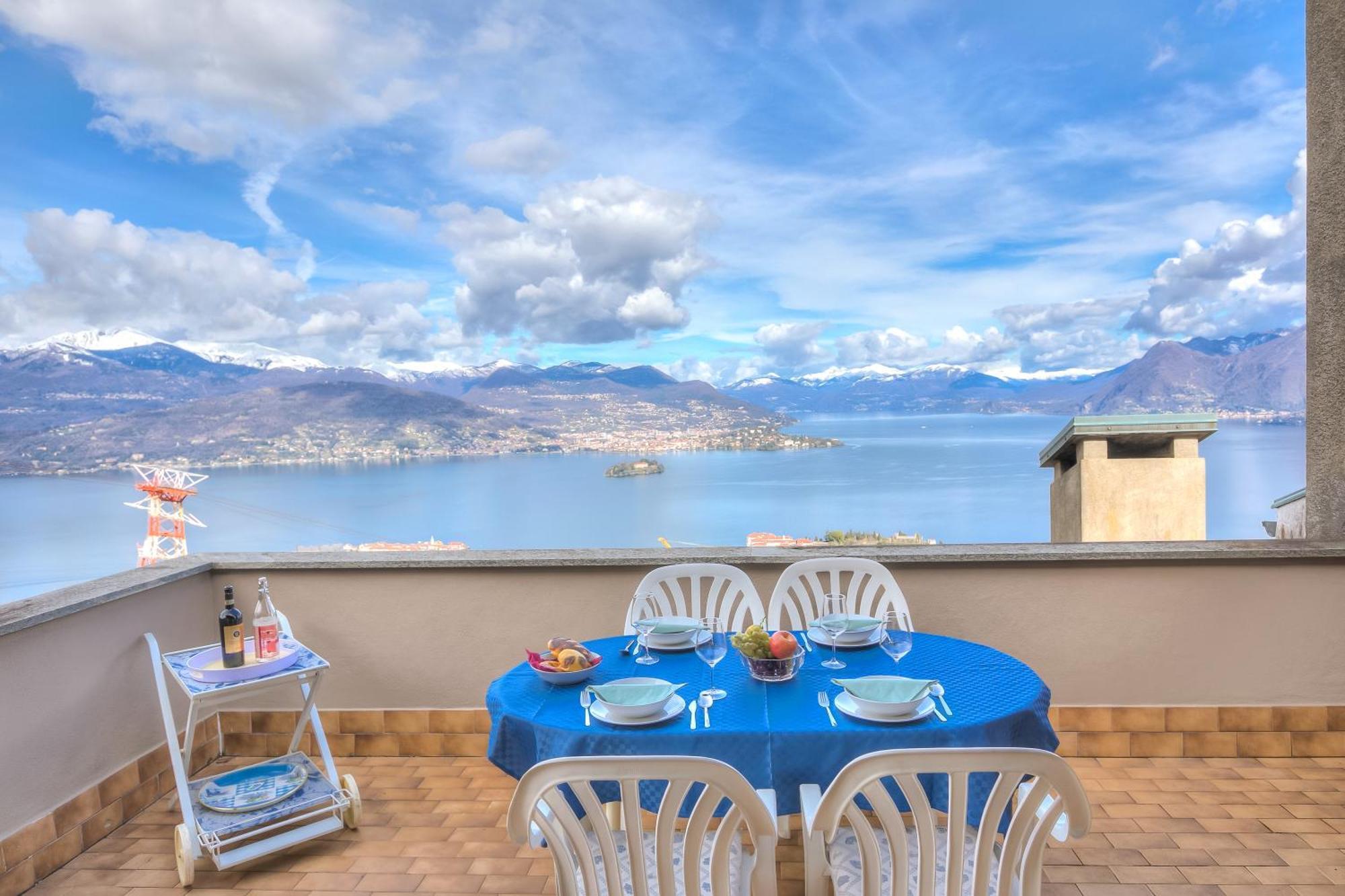 View Terrace Over The Borromean Isla - Happy *