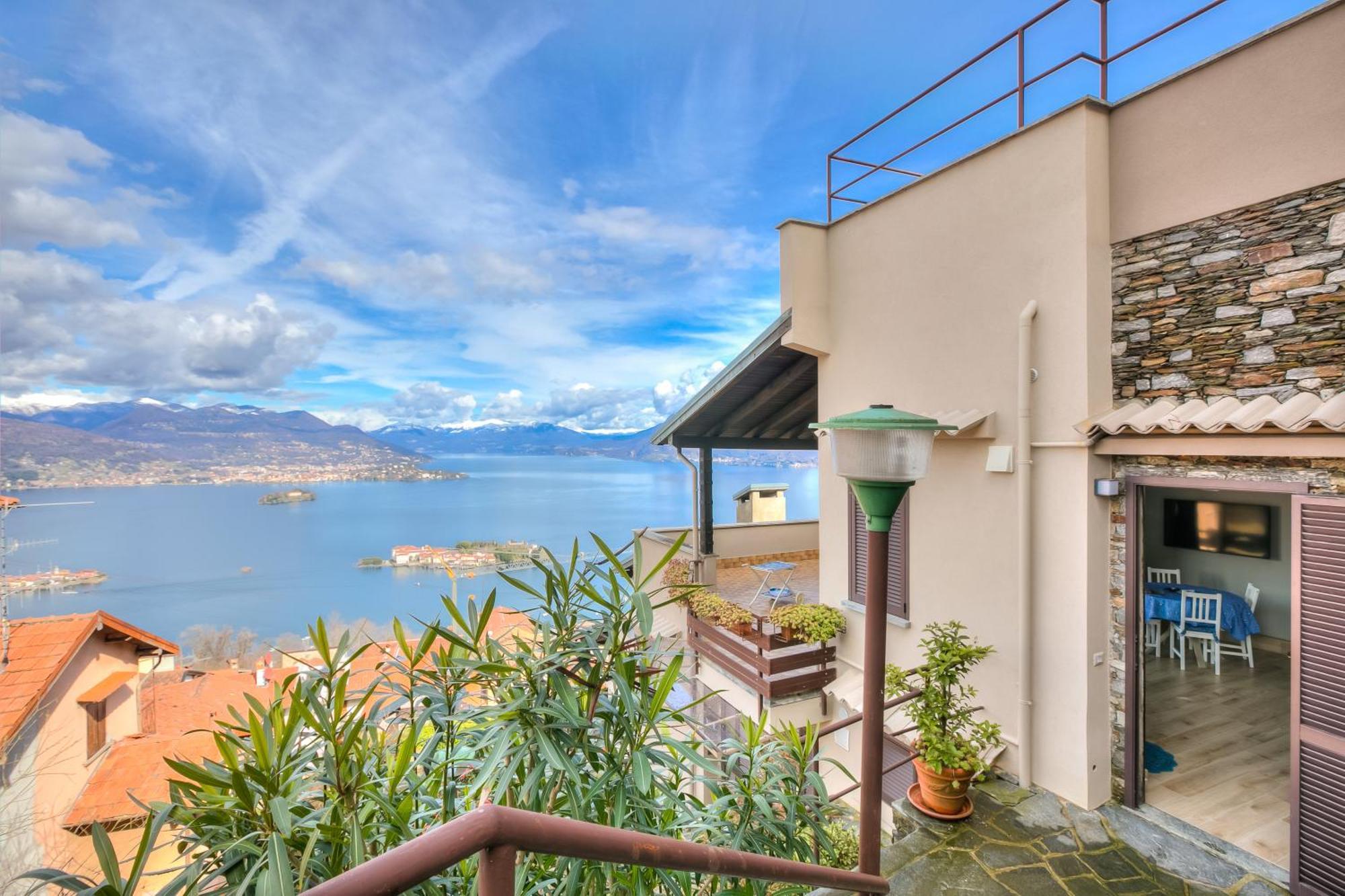 View Terrace Over The Borromean Isla - Happy